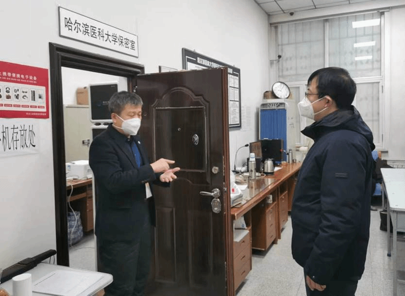 许超千校长检查考试工作