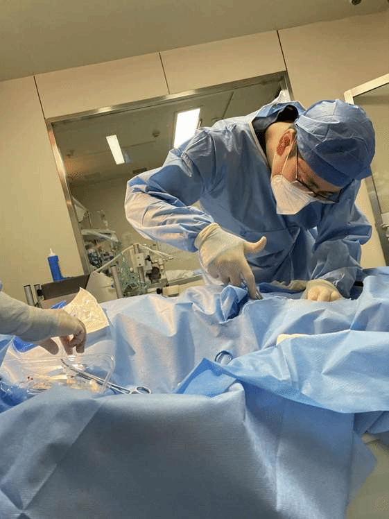 哈医大二院ICU医生昼夜抢救重症患者