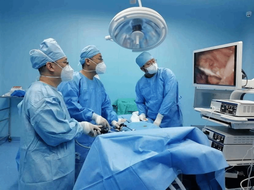 4,哈医大六院江北院区儿外科一病房主任崔清波带领儿外科“阳光小队”坚守在病毒高峰的“最前沿”，刚刚“阳康”的他，平时习以为常的手术，现在不到半小时就会挥汗如雨。疲累工作后，还挤出时间录制科普微视频，疏导患者家长科学就医。