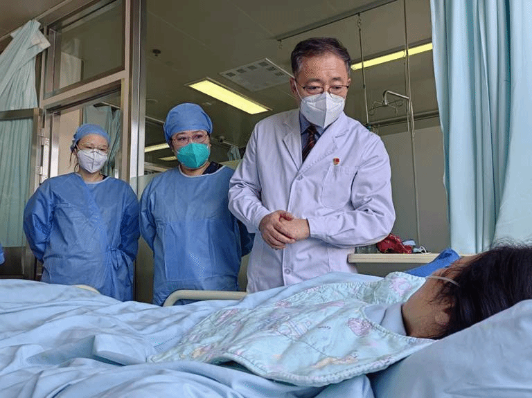 哈医大二院心内科主任于波教授团队实施ECMO技术成功救治因新冠病毒感染突发暴发性心肌炎的患者