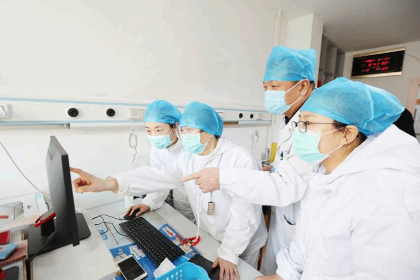 6.哈医大六院江南院区感染性疾病科主任邸顺祥，带领科室28名“感染战队”队员，三年以来，24小时保持“战时状态”，坚守发热门诊“红区”和感染内科病房，“绝不能遗漏一例疑似病例，更不能延误一个患儿的正常治疗”。